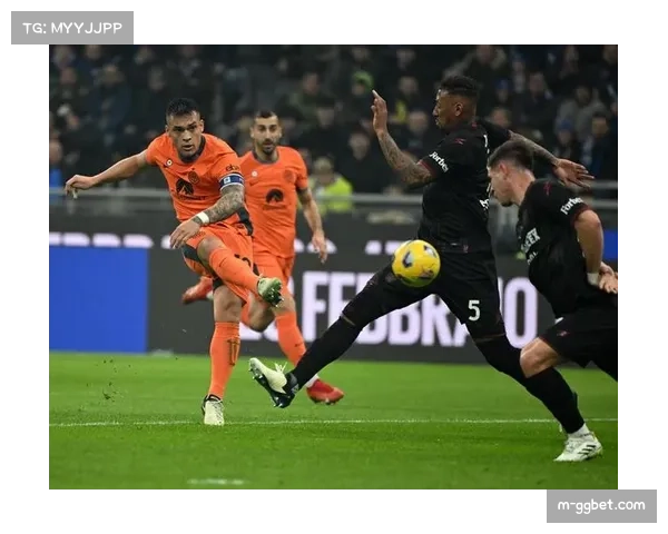 雨中激战，萨勒尼塔纳门将手套脱落仍完成关键扑救